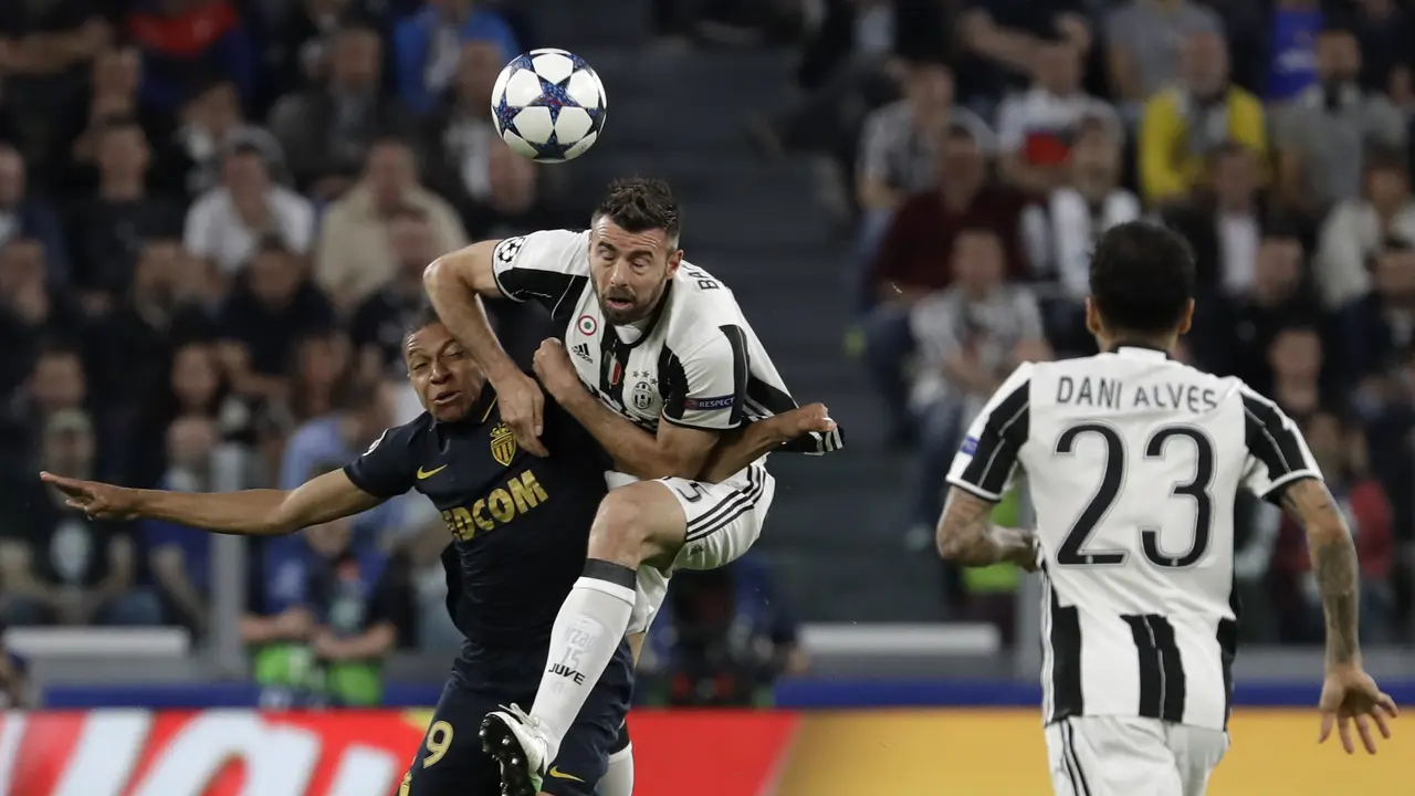 Striker AS Monaco Kylian Mbappe (kiri) berebut bola dengan bek Juventus Andrea Barzagli pada leg kedua semifinal Liga Champions di Juventus Stadium, Rabu (10/5/2017) dinihari WIB. 