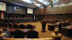 Gubernur DKI Jakarta, Basuki Tjahaja Purnama (kanan) membacakan gugatan pasal aturan cuti kampanye dalam UU Pilkada di Mahkamah Konstitusi, Jakarta, Rabu (31/8). Ahok mengajukan uji materi pasal 70 ayat 3. (Liputan6.com/Helmi Fithriansyah)
