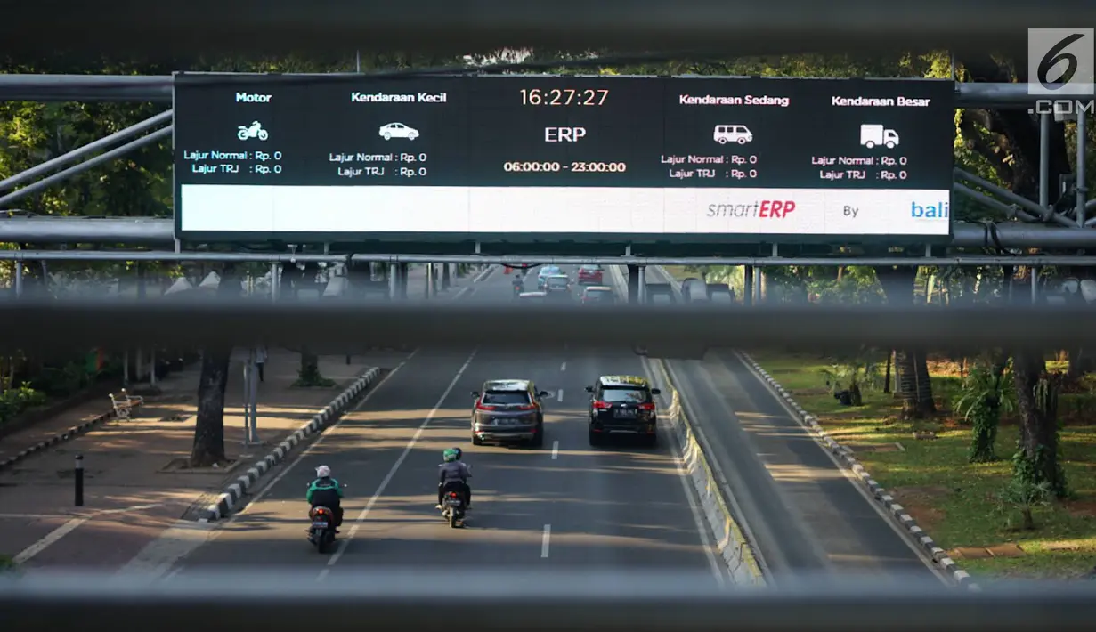 Kendaraan melintas di bawah mesin electronic road pricing (ERP) di Jalan Medan Merdeka Barat, Jakarta, Rabu (11/9/2019). Pemprov DKI menghapus anggaran APBD 2019 sebesar Rp40,9 miliar untuk jalan berbayar atau ERP setelah mendapatkan opini hukum dari Kejaksaan Agung. (Liputan6.com/Immanuel Antonius)
