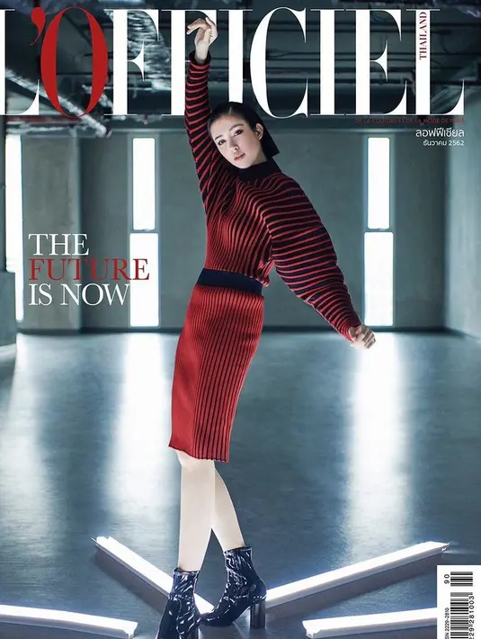 Nong Poy memang langganan menjadi bintang sampul majalah dengan foto editorial. Tampilan drastis dengan rambut bob yang tajam. [@poydtreechada]