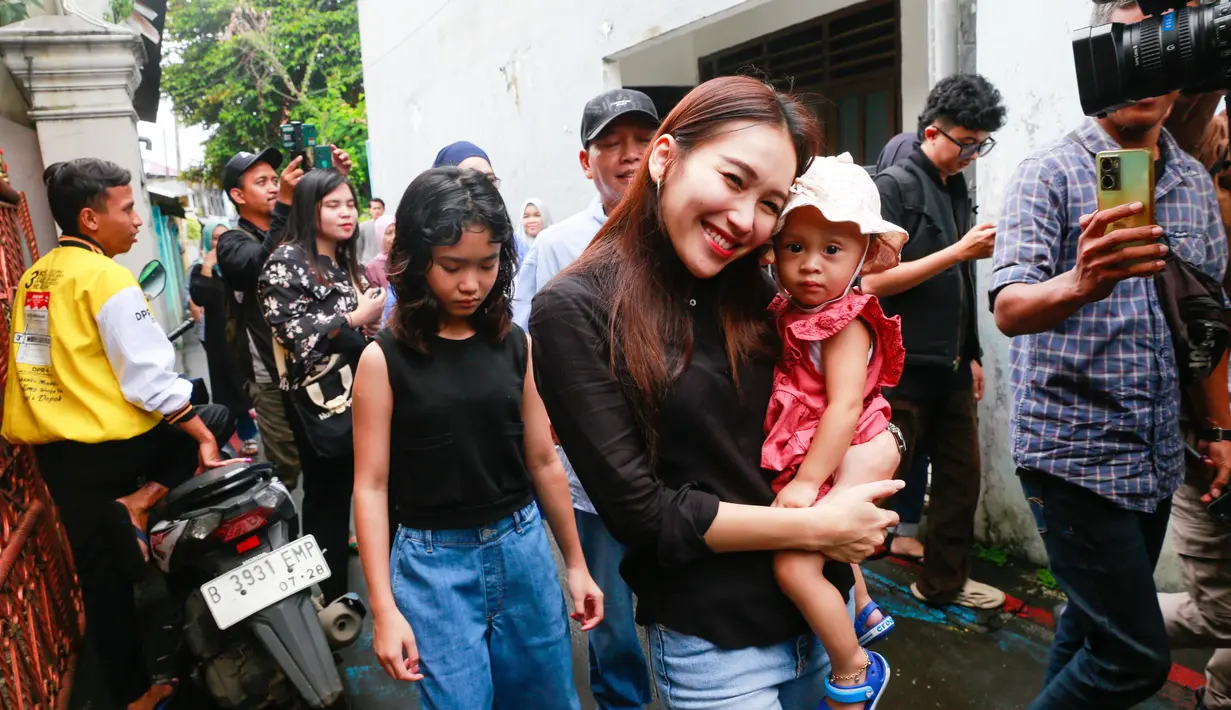 Bilqis temani Ayu Ting Ting nyoblos [Kapanlagi/M Akrom Sukarya]