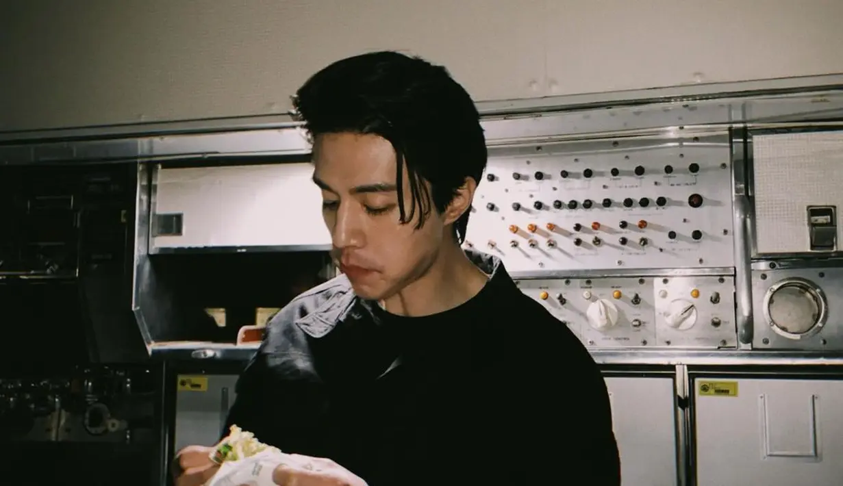 Lee Dong Wook di balik layar serial "A Shop For Killers". [Foto: Instagram/leedongwook_official]