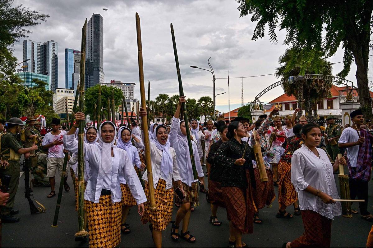 FOTO: Semangat Arek Suroboyo Menyala di Parade Surabaya Juang 2025