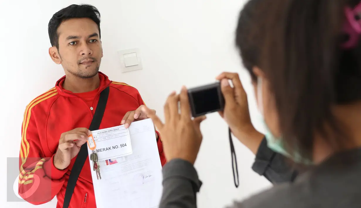 Warga mengikuti proses pengundian Rusun Rawa Bebek di Jakarta Timur, Kamis (6/10). Hari ini, sebanyak 27 keluarga dari 4 RW di Bukit Duri, Jaksel, mengikuti pengundian dan mengambil kunci untuk menempati Rusun Rawa Bebek. (Liputan6.com/Immanuel Antonius)