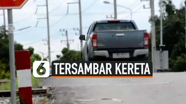 VIDEO: Sopir Nekat, Mobil Nyaris Tersambar Kereta yang Melintas