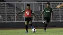 Pemain Timnas Indonesia U-23, Yakob Sayuri, berebut bola saat berlatih di Stadion Madya Senayan, Jakarta, Selasa (23/7). Latihan ini merupakan persiapan jelang SEA Games 2019. (Bola.com/Yoppy Renato)