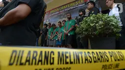 Tersangka dihadirkan saat rilis kasus narkoba jenis sabu dan happy-5 di Polres Jakarta Barat, Kamis (31/10/2019). Penggerebakan dilakukan di Kampung Ambon dengan mengamankan lima orang tersangka serta barang  bukti sabu 23,5 kilogram dan 190 butir pil happy-5 dan mobil sedan.(merdeka.com/Imam Buhori