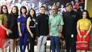 President Director Jaya Ancol, C. Paul Tehusijarana berfoto bersama usai jumpa pers konser pergantian tahun yang bertajuk "Gempita 2017" di kawasan Ancol, Jakarta, Selasa (27/12). (Liputan6.com/Herman Zakharia)