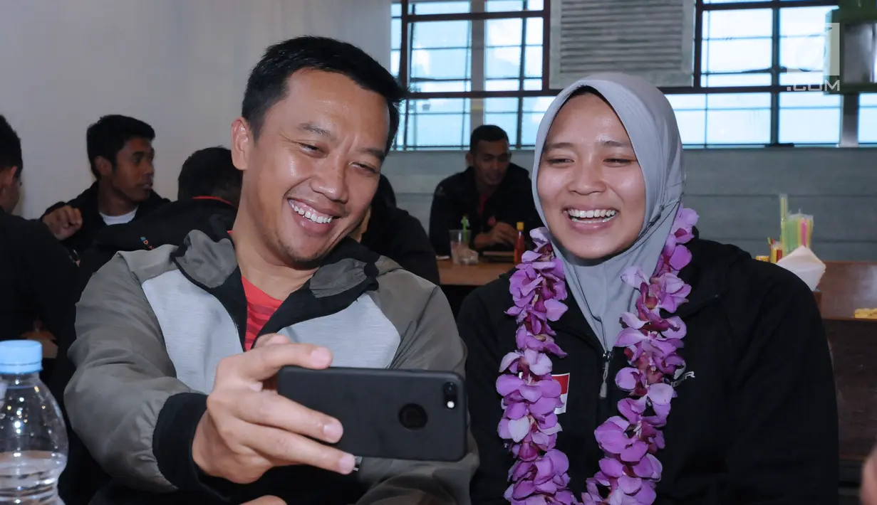 Menpora, Imam Nahrawi (kiri) berfoto bersama atlet panjat tebing putri Indonesia, Aries Susanti Rahayudi Bandara Soetta, Tangerang, Rabu (16/5). Aries berhasil meraih emas pada IFSC World Cup Chongqing di Tiongkok. (Liputan6.com/Helmi Fithriansyah)