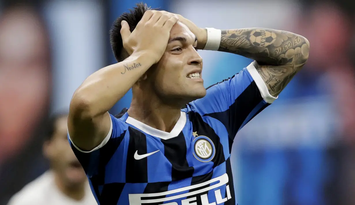 Striker Inter Milan, Lautaro Martinez, tampak kecewa usai gagal mengalahkan Fiorentina pada laga Serie A di Stadion di Giuseppe Meazza, Rabu (22/7/2020). Kedua tim bermain imbang 0-0. (AP Photo/Luca Bruno)