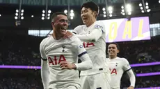 Tottenham Hotspur kembali ke posisi empat besar klasemen sementara Premier League 2023/2024 berkat kemenangan 3-1 atas tamunya Nottingham Forest pada laga pekan ke-32 di Tottenham Hotspur Stadium, London, Senin (8/4/2024) dini hari WIB. Tiga gol The Lilywhites dihasilkan oleh gol bunuh diri bek Nottingham Forest, Murillo (15') ditambah dua gol dari bek mereka, Micky van de Ven (52') dan Pedro Porro (58'). Sementara satu-satunya gol tim tamu dicetak Chris Wood pada menit ke-27. (AP Photo/Ian Walton)