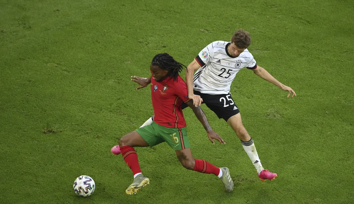 Gelandang Portugal, Renato Sanches membawa bola dari kawalan penyerang Jerman, Thomas Mueller  pada pertandingan grup F Euro 2020  di Allianz Arena, Munich, Sabtu (19/6/2021). Jerman untuk sementara duduk di posisi kedua dengan poin sama seperti Portugal. (Matthias Hangst/Pool Photo via AP)
