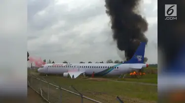 Bandara Adi Sucipto, Yogyakarta harus ditutup selama satu jam akibat pesawat Koala Air yang terbakar. 