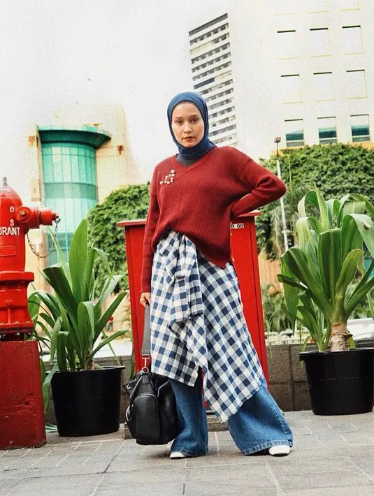 Sweater merah jadi terlihat lebih kece jika dipadukan dengan plaid kain lilit dan celana kulot. Untuk hijab, pilih warna navy. (Instagram/nissachair).