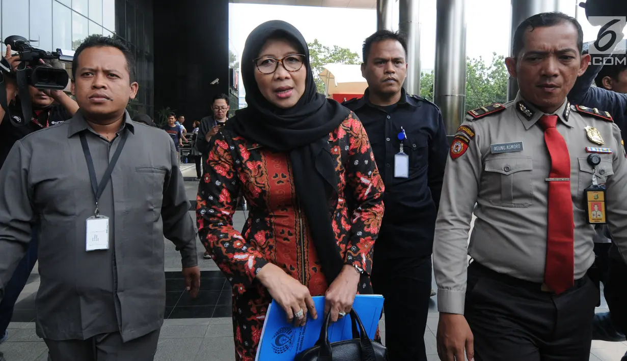 Direktur Jenderal Pemasyarakatan (Dirjen PAS) Sri Puguh Budi Utami usai menjalani pemeriksaan di KPK, Jakarta, Selasa (16/10). Sri Puguh diperiksa sebagai saksi tersangka  Direktur PT Melati Technofo Indonesia Fahmi Darmawansyah. (Merdeka.com/Dwi Narwoko)