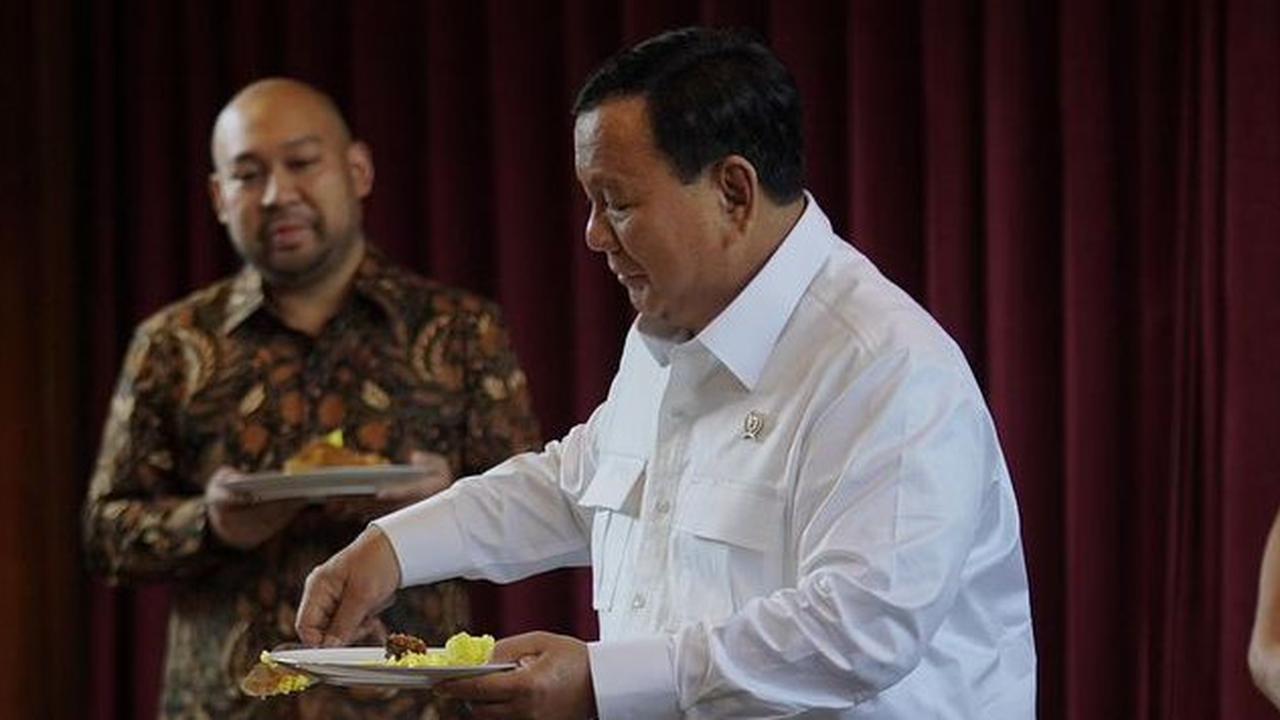Pesta Kecil-kecilan Ultah ke-73 Prabowo, Dapat Kejutan dari Calon Wamen hingga Potong Tumpeng Bareng Titiek & Didit