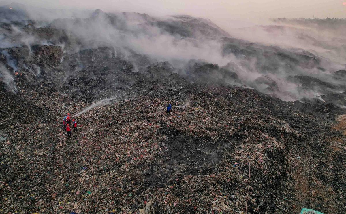 FOTO: Pemadaman TPA Jatiwaringin Memasuki Hari Keempat