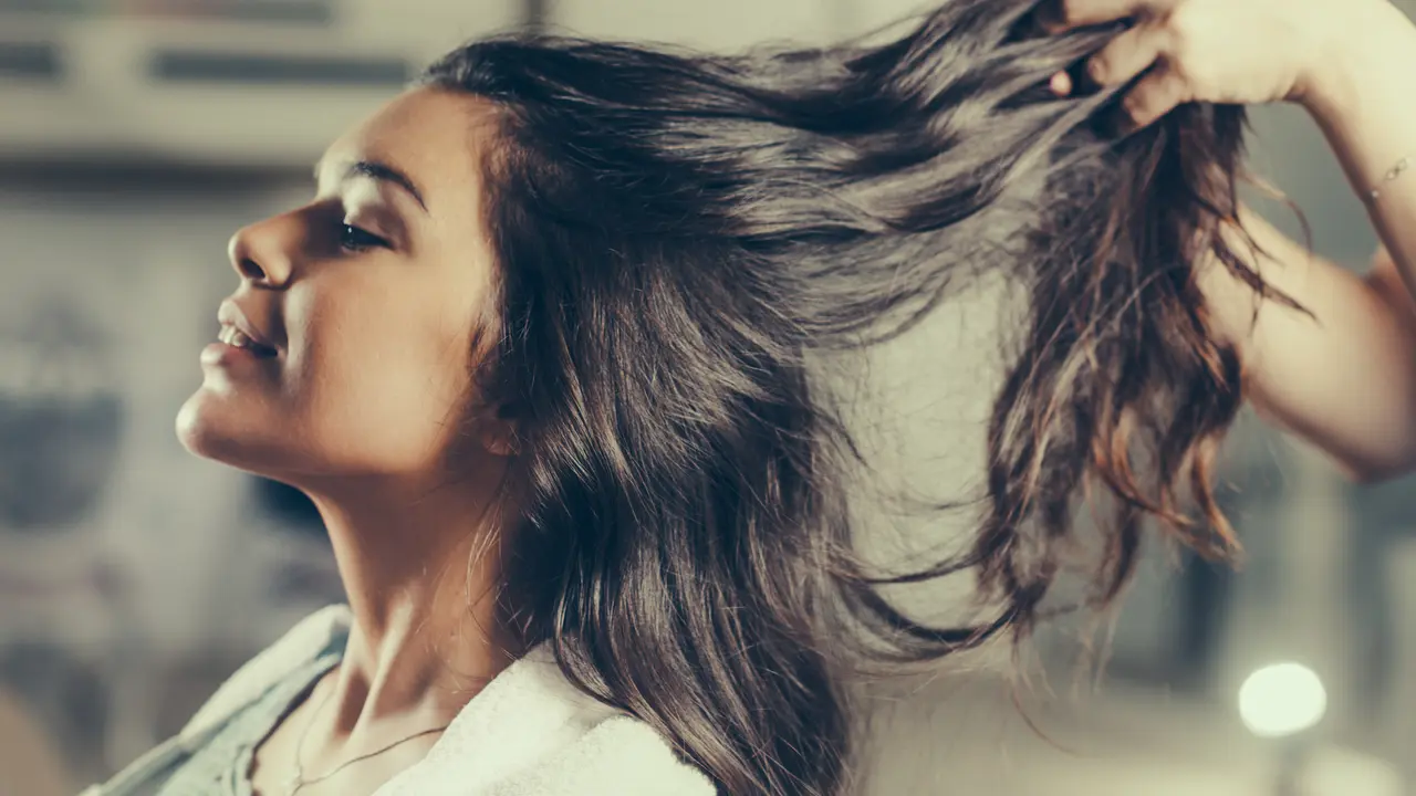 [Fimela] Meluruskan Rambut