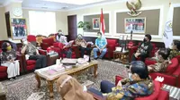Menteri PAN-RB Tjahyo Kumolo menerima delegasi Alumni Perguruan Tinggi Jawa Barat Peduli Pancasila di kantornya, Kamis (21/1/2021). (Ist)