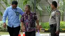 Petugas Pemeriksa Pajak Wilayah Maluku-Papua Sulimin Ratmin (batik), yang diamankan oleh KPK dalam OTT di Ambon, tiba untuk pemeriksaan di Jakarta, Kamis (4/10). KPK melakukan OTT terkait dengan pengurangan pembayaran pajak. (Merdeka.com/Dwi Narwoko)