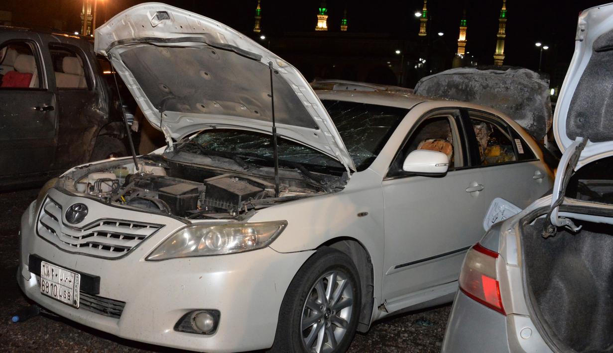 Sejumlah kendaraan mengalami kerusakan akibat ledakan bom bunuh diri di pos keamanan di dekat Masjid Nabawi, Madinah, Senin (4/7). Empat orang pasukan keamanan meninggal di tempat dan 5 orang pasukan keamanan lainnya luka-luka. (STR/AFP)