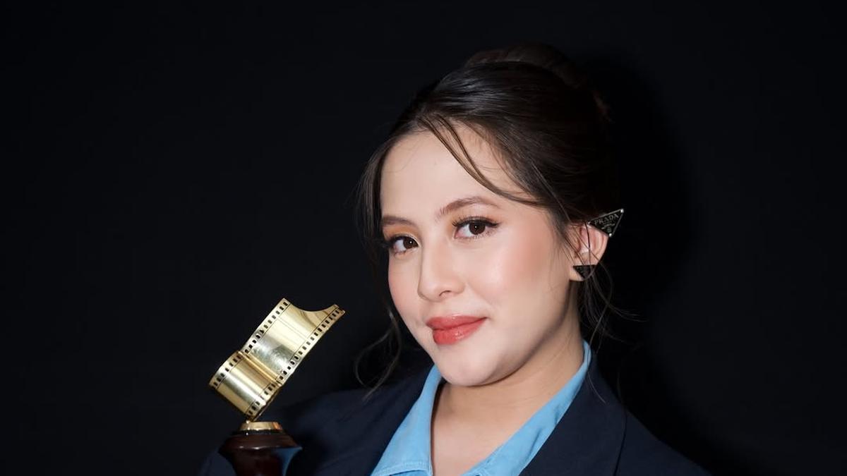Senyum Adhisty Zara Raih Piala Penghargaan di Festival Film Bandung 2026