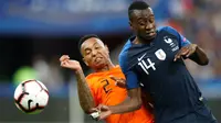 Gelandang Prancis, Blaise Matuidi berebut bola dengan pemain Belanda, Kenny Tete selama pertandingan UEFA Nations League di Stadion Stade de France, Saint-Denis, Prancis, (9/10). Prancis menang 2-1 atas Belanda. (AP Photo/Christophe Ena)