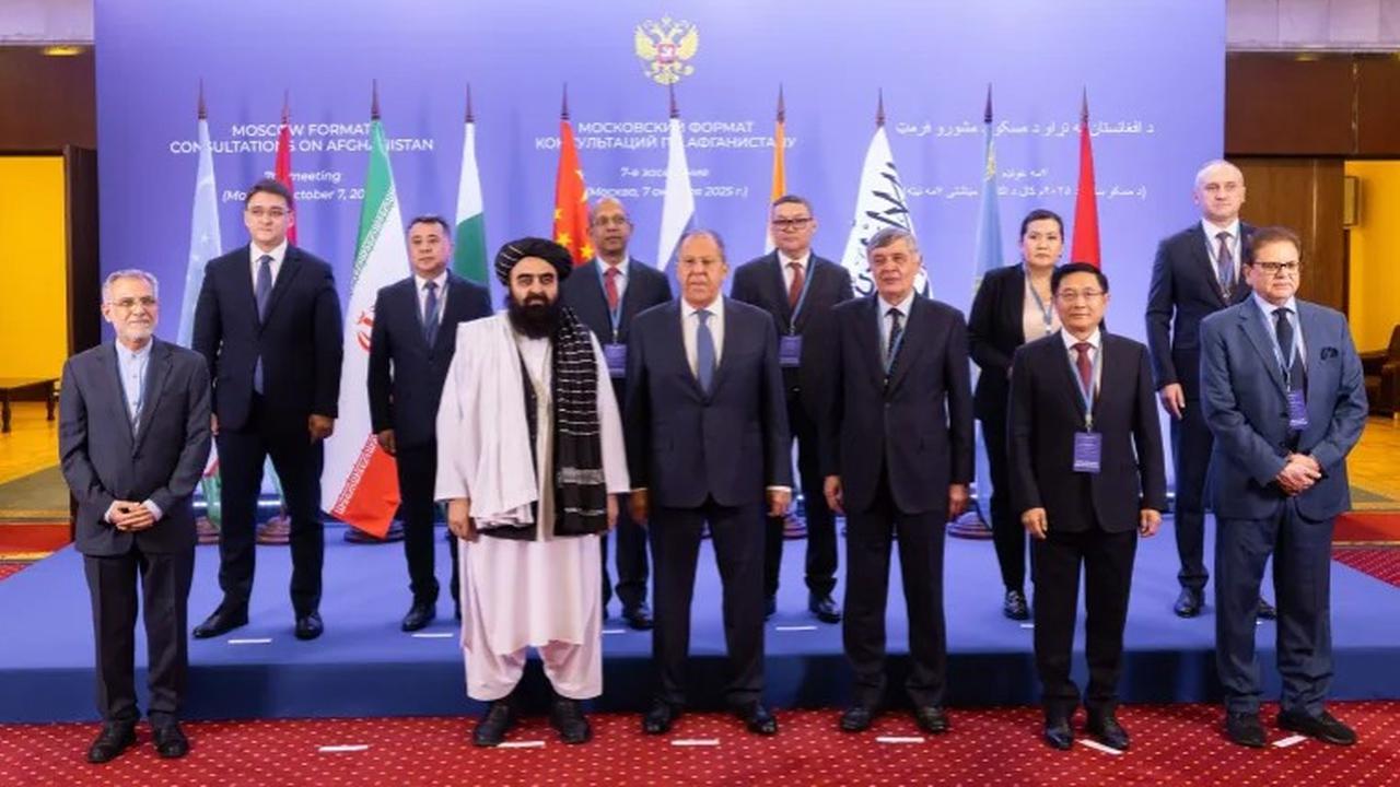 Peserta Konsultasi Format Moskow tentang Afghanistan, termasuk Menteri Luar Negeri Afghanistan Amir Khan Muttaqi dan Menteri Luar Negeri Rusia Sergey Lavrov, berpose sebelum acara di Moskow, Rusia, pada 7 Oktober 2025