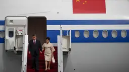 Presiden China Xi Jinping dan istrinya Peng Liyuan saat turun dari pesawat setibanya di Bandara Internasional Ngurah Rai menjelang KTT G20 di Bali, Senin (14/11/2022). Xi Jinping menumpang mobil khusus kendaraan berkode Hongqi N701 atau mobil kenegaraan dan keluar dari Terminal VVIP Bandara I Gusti Ngurah Rai, Bali, pada pukul 15:26 Wita. (Ajeng Dinar Ulfiana/Pool Photo via AP)