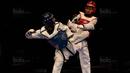 Atlet taekwondo Indonesia, Dinggo Ardian (merah), saat melawan Morrison Samuel, pada final kelas kyorugi -74 kg SEA Games di KLCC, Kuala Lumpur, Minggu (27/8/2017). Kalah di final, Dinggo harus puas meraih perak. (Bola.com/Vitalis Yogi Trisna)