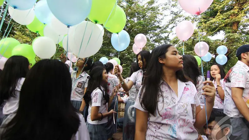 Luapkan Kegembiraan, Para Siswa Coret Seragam