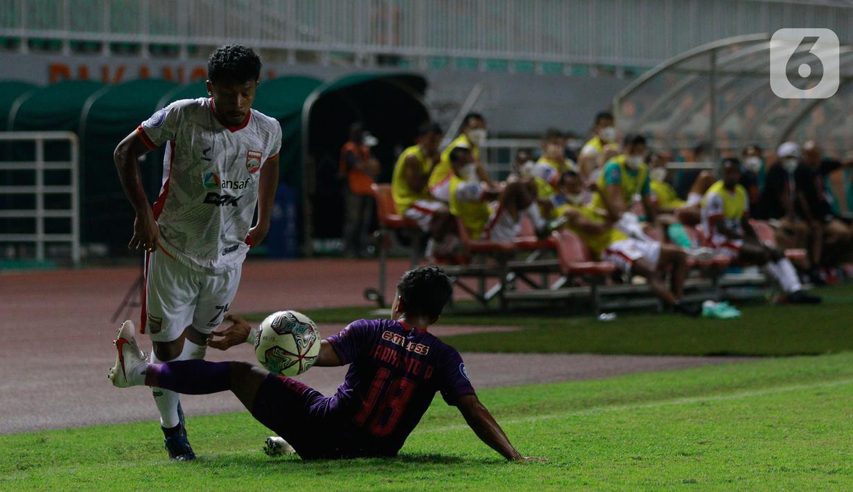 Pemain Borneo FC, Muhammad Rifad Marasabessy (kiri) berusaha melewati pemain Persik Kediri, Hariyanto S Panto dalam pertandingan BRI Liga 1 2021/2022 di Stadion Pakansari, Bogor, Jumat (10/9/2021). Persik Kediri menang tipis atas Borneo FC 1-0. (Bola.com/Ikhwan Yanuar)