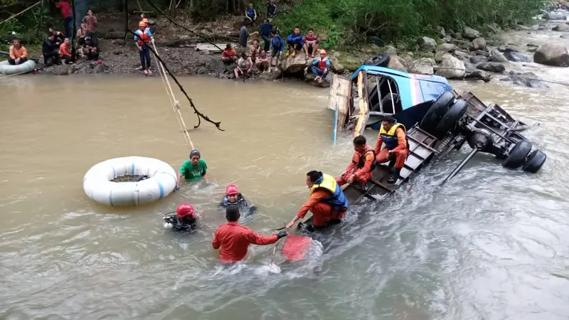 Sulitnya Evakuasi Korban Bus Sriwijaya di Derasnya Arus Sungai Pagar Alam