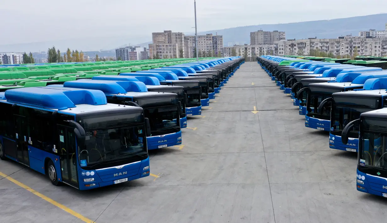 Foto udara bus kota yang terparkir di terminal bus menyusul penangguhan layanan transportasi umum di Tbilisi, Georgia, Minggu (29/11/2020). Georgia memberlakukan pembatasan COVID-19 termasuk jam malam, penutupan toko, restoran, kolam renang dan gym serta pembatasan transportasi. (Vano Shlamov/AFP)