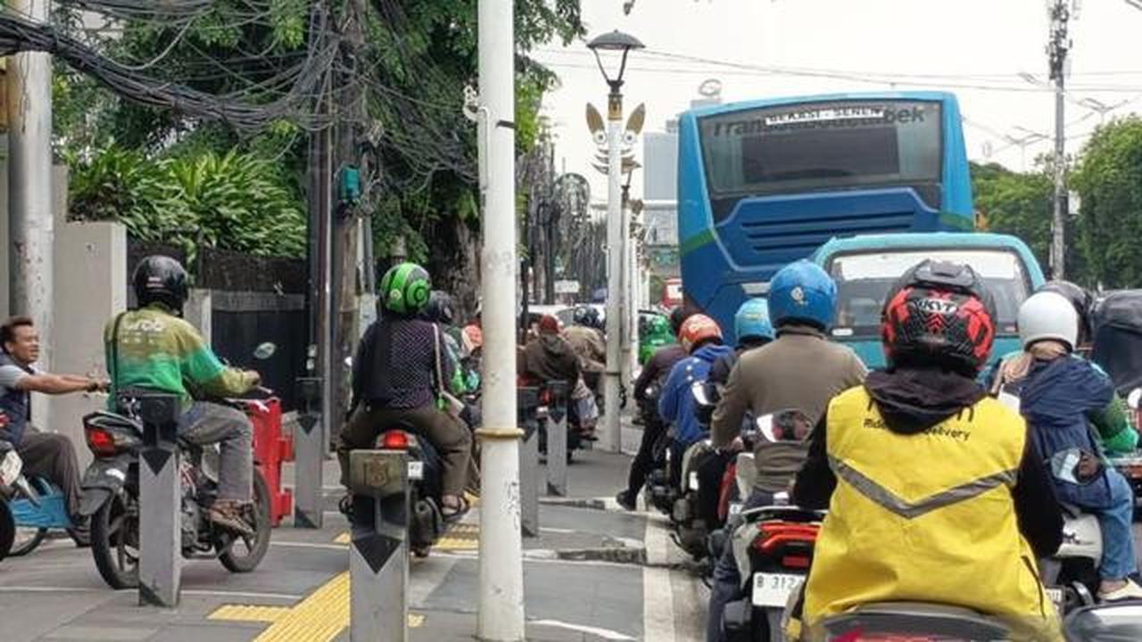 Operasi Ramadan, Satpol PP Bersihkan 19 Trotoar Jakarta dari PKL-Jukir Liar