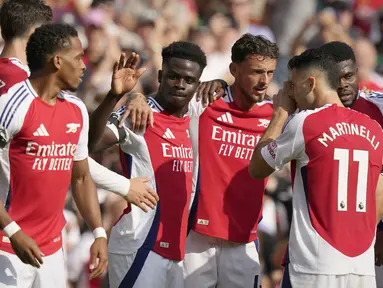 Para pemain Arsenal merayakan gol yang dicetak oleh Bukayo Saka ke gawang Wolverhampton pada pekan pertama Liga Inggris 2024/2025 di Emirates Stadium, Sabtu (17/8/2024) malam WIB. (AP Photo/Frank Augstein)