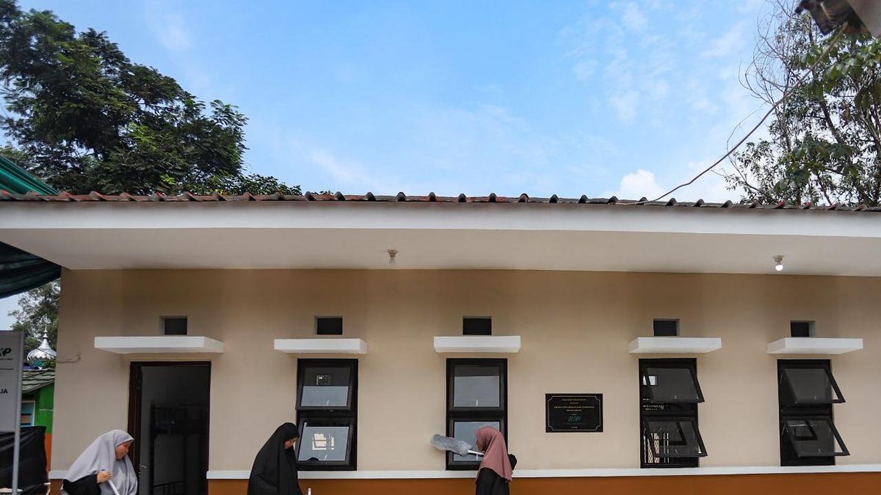 Sejumlah siswi Sekolah Alam Tunas Mulia membersihkan bangunan asrama baru di kawasan Tempat Pengolahan Sampah Terpadu (TPST) Bantar Gebang, Bekasi, Jawa Barat, Kamis (2/5/2024). Pada momen Hari Pendidikan Nasional (Hardiknas), siswa dan siswi Sekolah Alam