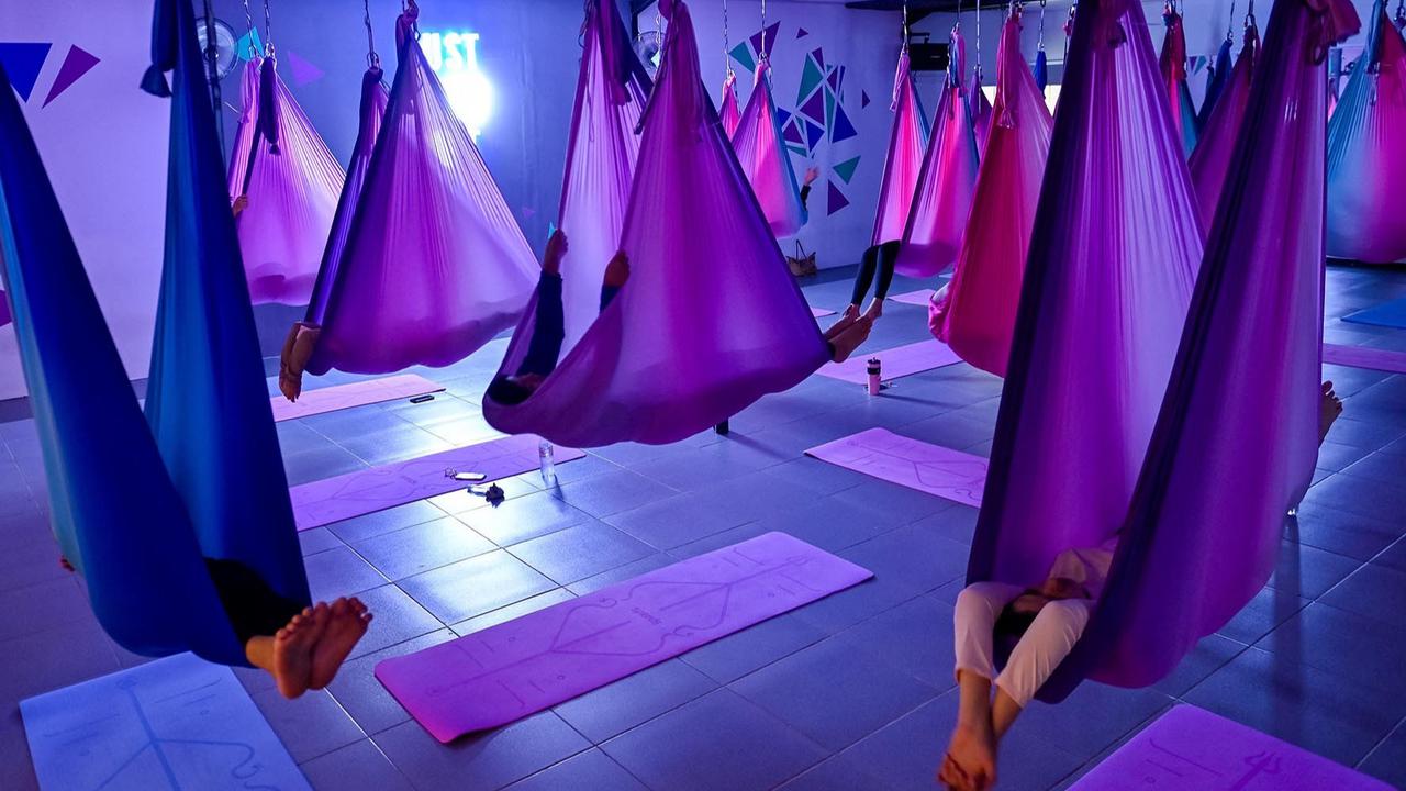 FOTO: Melayang Bebas di Ujung Kain, Tren Aerial Yoga Kian Digemari Kaum Perempuan Banda Aceh