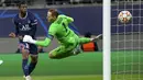 Gelandang Paris Saint Germain (PSG) Georginio Wijnaldum mencetak gol kedua timnya ke gawang RB Leipzig Nordi Mukiele pada matchday keempat fase grup Liga Champions di Sheriff Stadium, Kamis dinihari WIB (4/11/2021). PSG harus puas dengan skor imbang 2-2. (AP Photo/Michael Sohn)