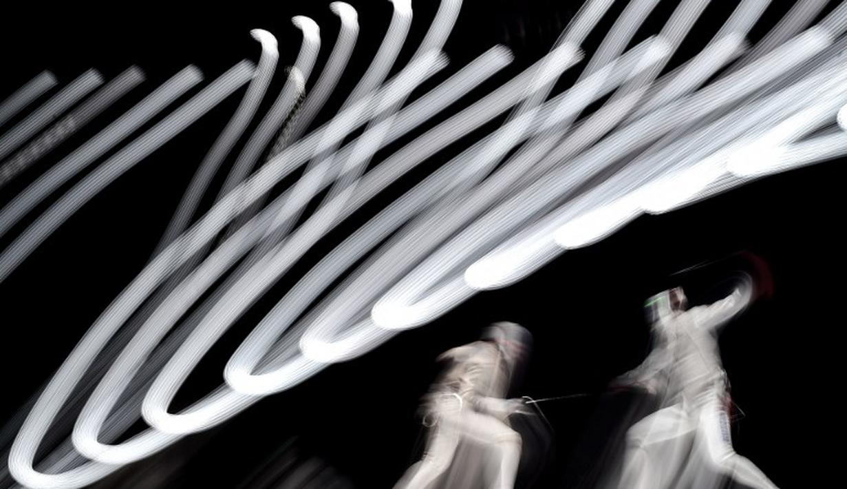 Atlet Anggar Jepang, Yuki Ota (kiri) bertanding melawan atlet anggar AS, Alexander Massialas, dalam Kejuaraan Dunia Anggar 2015 di Moscow, Rusia. (16/7/2015). (AFP PHOTO/KIRILL KUDRYAVTSEV)