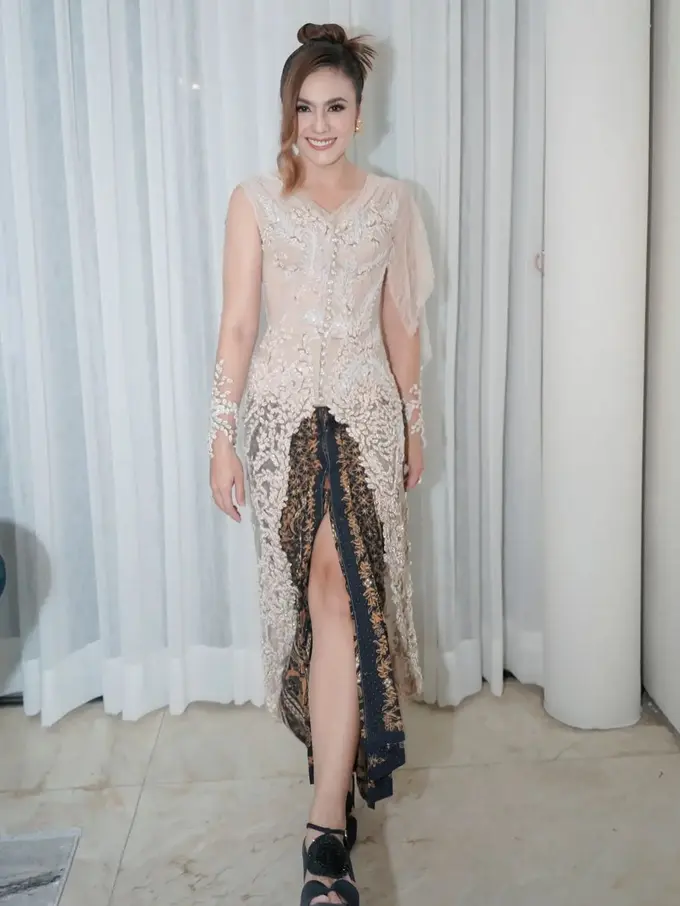 6 Potret Elegan Wulan Guritno Dibalut Kebaya yang Bisa jadi Inspirasi Gaya Kondangan