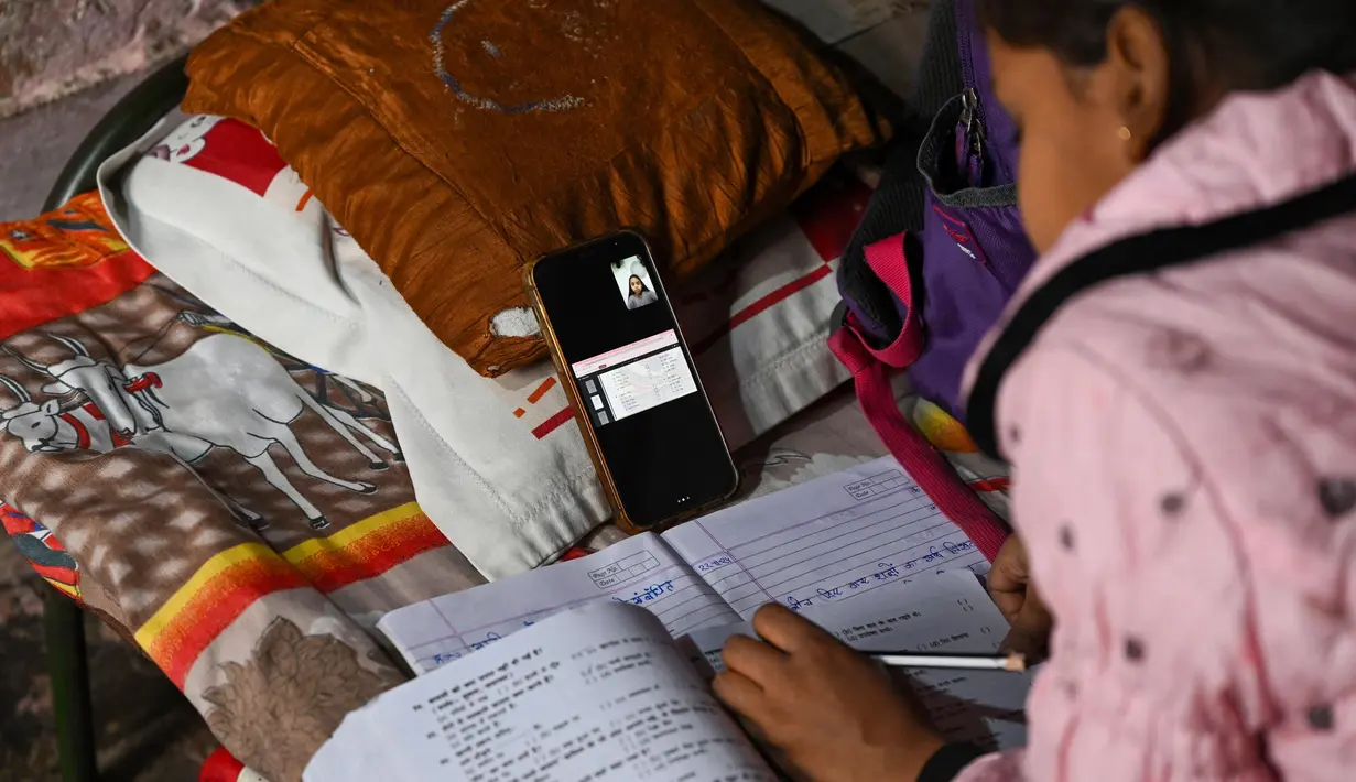 Pihak berwenang setempat berharap, penutupan sekolah serta pengalihan pembelajaran akan mampu menjaga anak-anak dari paparan polusi udara. (Arun SANKAR/AFP)
