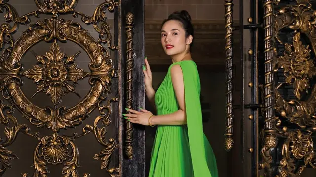 Chelsea Islan tampil dress hijau saat foto anniversary. [@chelseaislan]