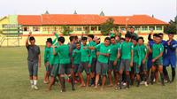 Timnas Indonesia U-19 saat latihan di Lapangan Jenggolo, Sidoarjo, Jumat (29/6/2018). (Bola.com/Zaidan Nazarul)