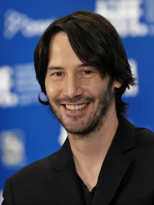 Aktor ‘The Matrix’ ini selalu memukau wanita dengan gaya rambutnya. Bahkan dengan gaya rambut belah tengah ini sekali pun. (Bintang/EPA)