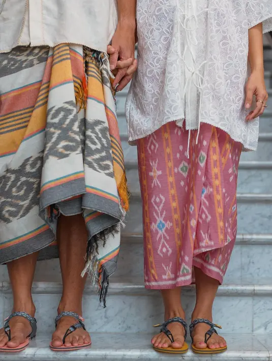 Andien dan suami mengenakan atasan kemeja putih oversized. Yang menarik, keduanya memadukannya dengan kain wastra. Foto: Instagram.