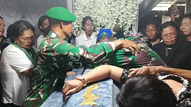 orang tua Prada Lucky Namo saat peti jenazah ditutup (Liputan6.com/Ola Keda)