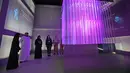 Sejumlah pengunjung melihat pameran di Museum Masa Depan di World Government Summit di Dubai, Uni Emirat Arab (12/2). Dalam pembangunannya museum dengan menelan anggaran $136 juta AS atau sekitar Rp 1,79 triliun. (AP Photo / Kamran Jebreili)