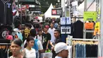 Keramaian pengunjung saat berburu produk fashion di ajang Jakcloth Summerfest 2018 di Senayan, Jakarta, Kamis (12/4). Jakcloth Summerfest 2018 menggratiskan pengunjung yang ingin masuk. (Liputan6.com/Angga Yuniar)
