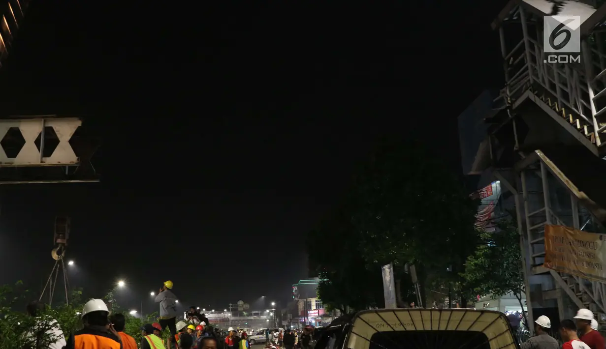 Kondisi Jembatan Penyeberangan Orang Pasar Minggu yang sebagian rangka utamanya telah terpotong, Jakarta, Sabtu (6/4). JPO Pasar Minggu akan dibangun kembali dengan konsep lebih futuristik serta ramah disabilitas. (Liputan6.com/Helmi Fithriansyah)
